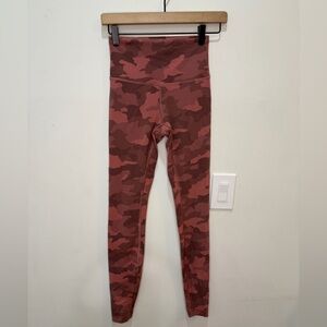 Lululemon Wunder Train High-Rise Tight 28"
Heritage 365 Camo Brier Rose Multi